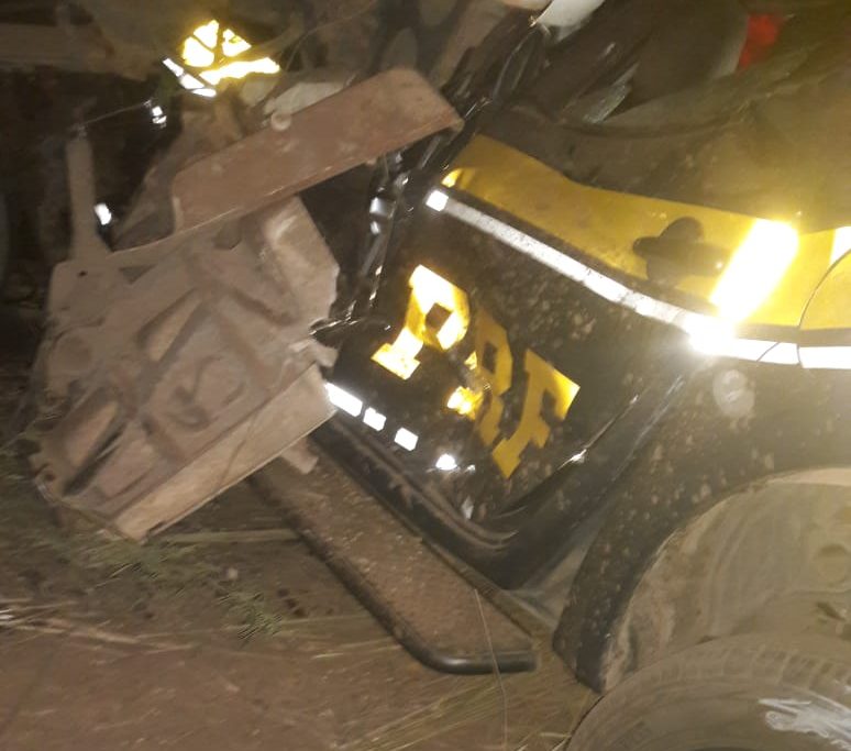 Batida envolvendo duas carretas e uma viatura da PRF deixa mortos e feridos em rodovia na Bahia