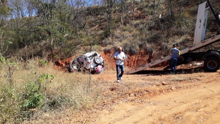 Guanambiense capota carro na BR-122 em Urandi