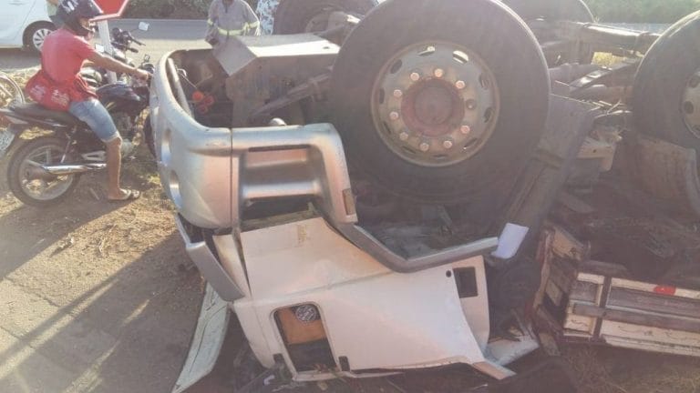 Motorista morre após caminhão tombar na BR-030 em Brumado