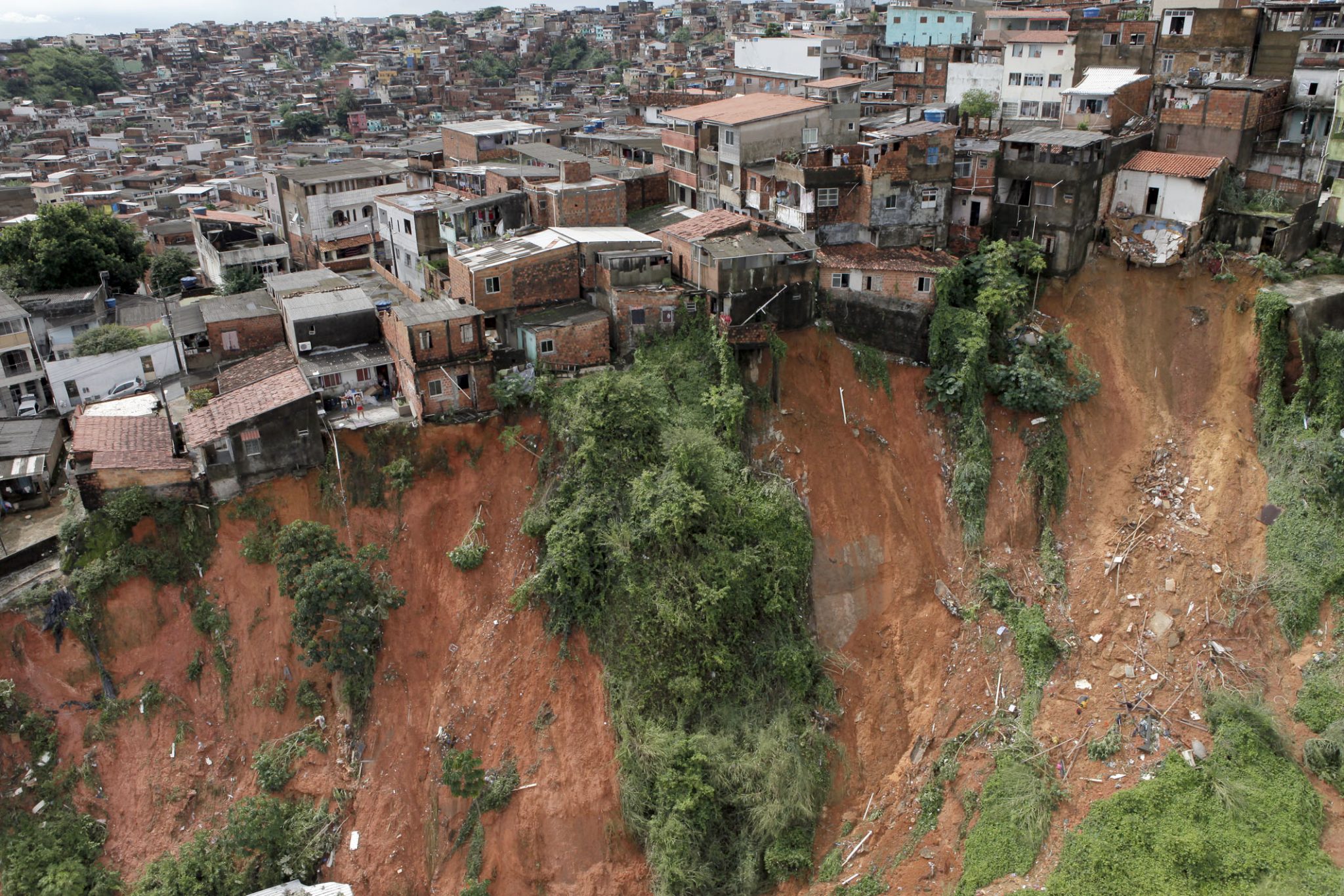 Defesa Civil registra ameaça de desabamento e deslizamento de terra em Salvador