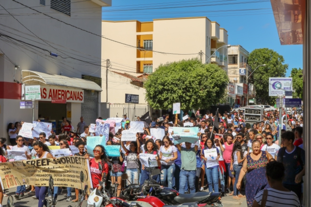 Estudantes e professores voltam às ruas para protestarem a favor da educação pública em Guanambi