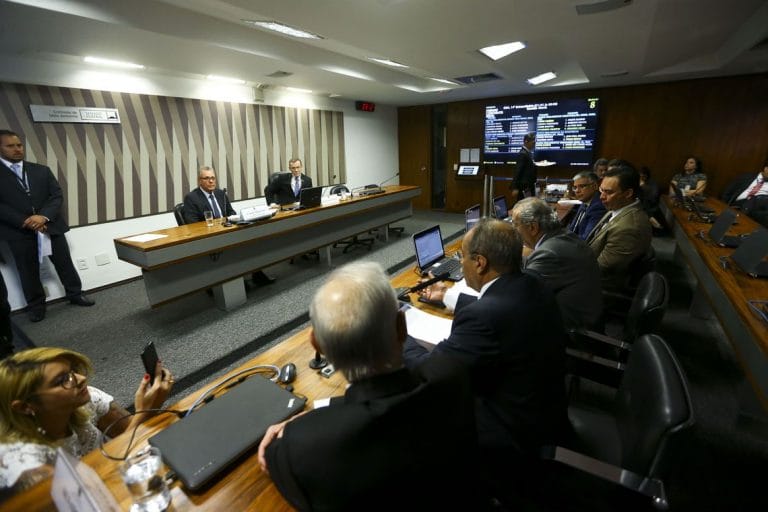 Ministro de Minas e Energia diz que não há barragem segura no Brasil
