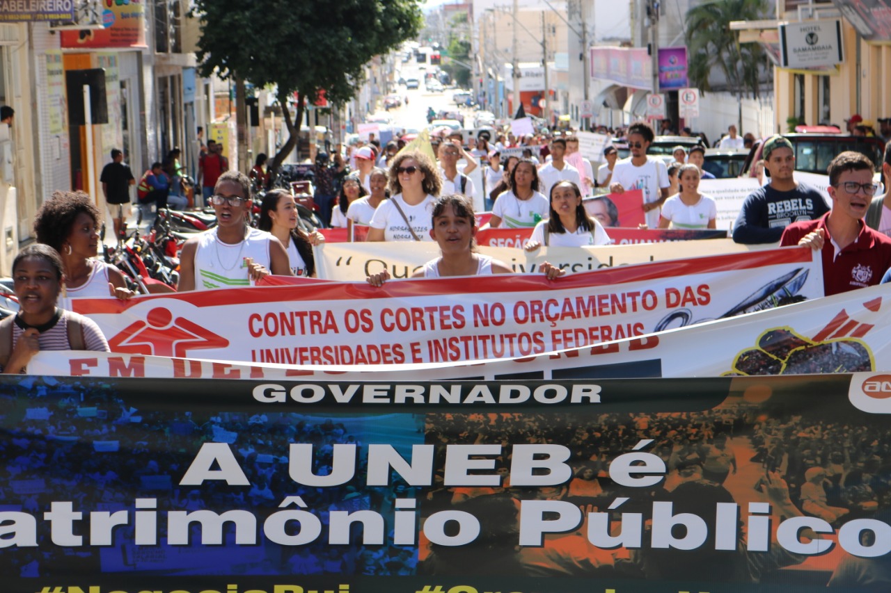 Estudantes e professores realizam mobilização em Guanambi em defesa da educação