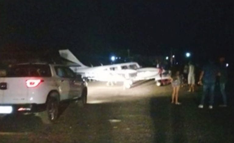 Avião de Amado Batista pousa em aeroporto fechado após carros iluminarem pista em Jequié