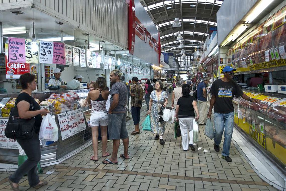 Nova lei reduz em 39% consumo de sacolas em supermercados no Rio