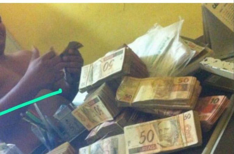 Homem que aparece em foto ao lado de maços de dinheiro nega irregularidades em contratos com a Prefeitura de Guanambi