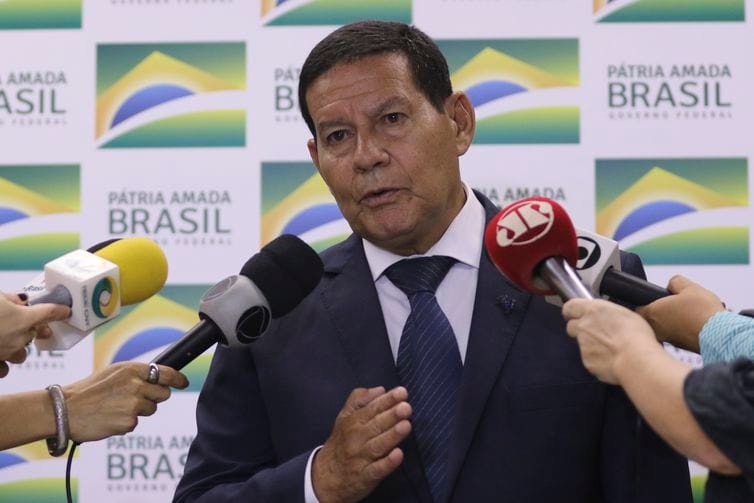 Em visita oficial à China, Mourão reativa comissão sino-brasileira