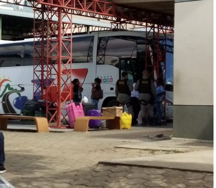 Ônibus que fazia transporte irregular de passageiros é apreendido em Caetité