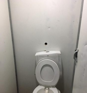 Homem faz buraco em banheiro para filmar mulheres em Ibicuí