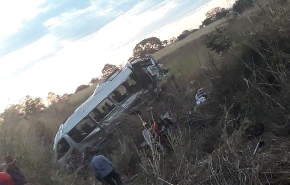 Acidente entre van e caminhão deixa dois mortos e onze feridos em Correntina