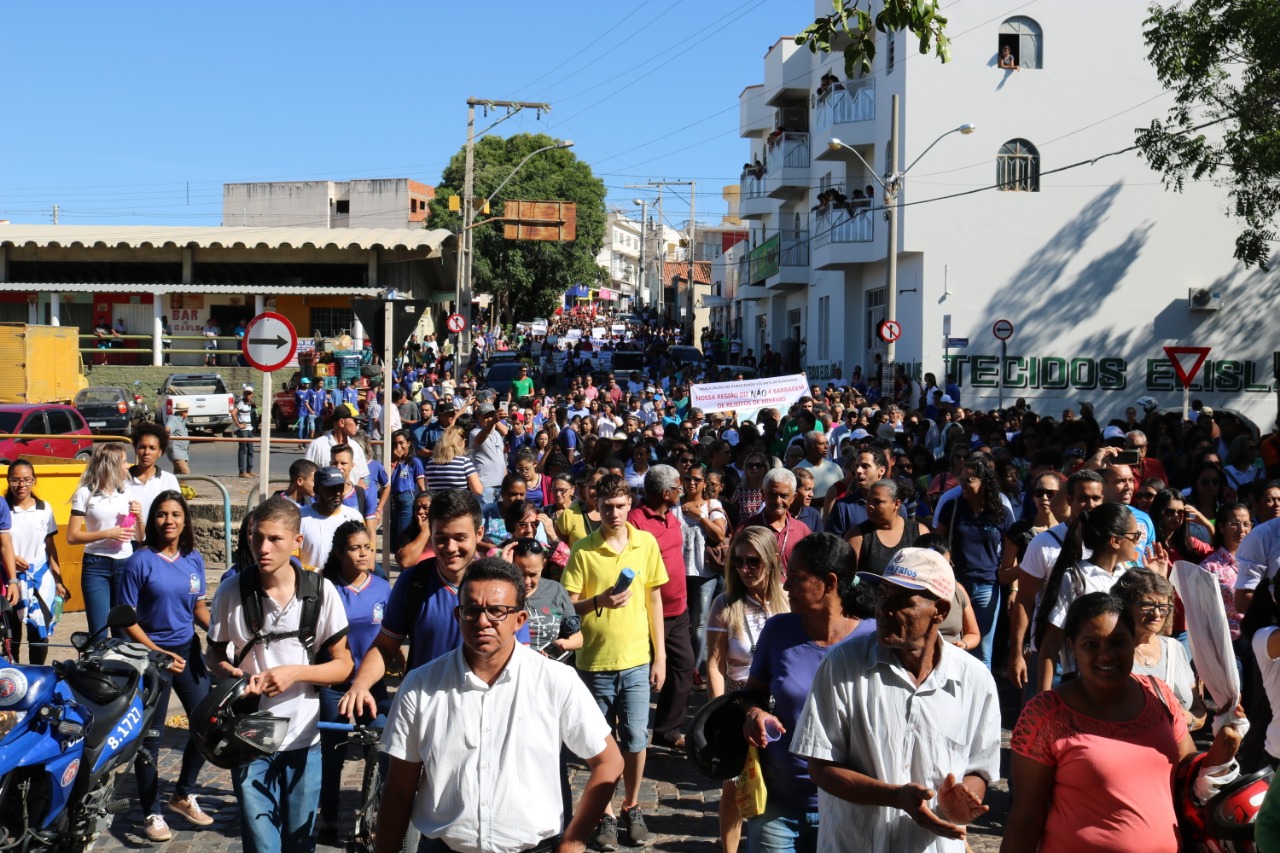 Manifestação contra barragem de rejeitos leva multidão às ruas de Guanambi