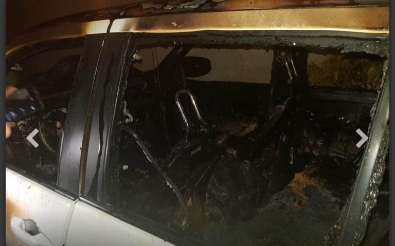 Caminhonete pega fogo dentro de garagem no bairro Brindes em Guanambi