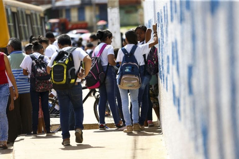 Escolas com vulnerabilidade social receberam mais de R$ 300 milhões