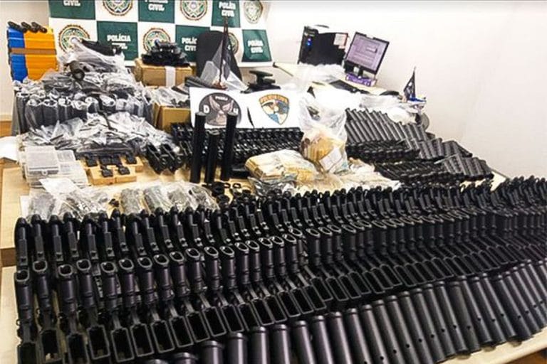 Justiça liberta amigo de Ronnie Lessa que tinha peças de armas em casa