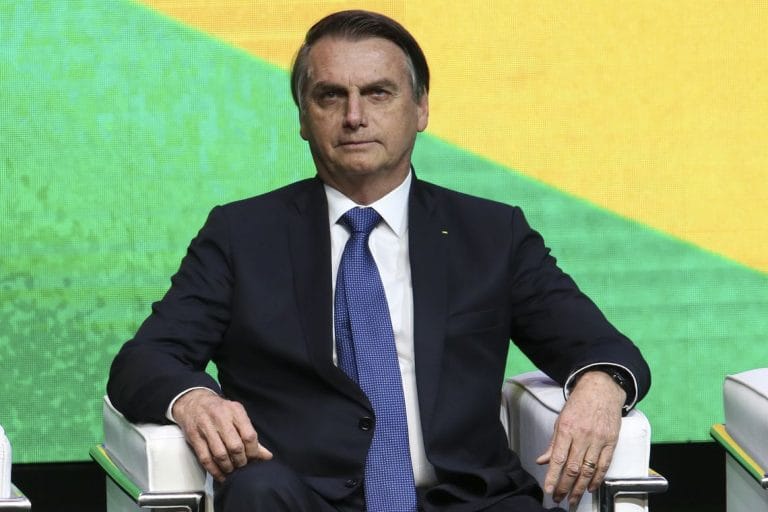 Bolsonaro deve evitar falar por três dias devido a extração de dente