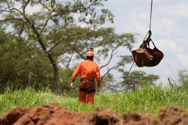 Bombeiros encontram corpo completo em Brumadinho