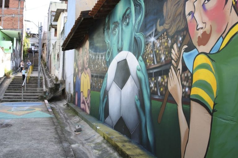 Em época de Copa do Mundo, mural em SP homenageia futebol feminino