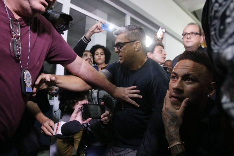 Após depor em delegacia no Rio, Neymar agradece carinho de fãs