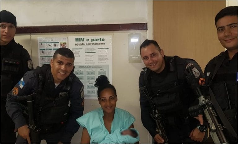 PMs ajudam em parto e depois prendem mulher que deu à luz no Rio de Janeiro