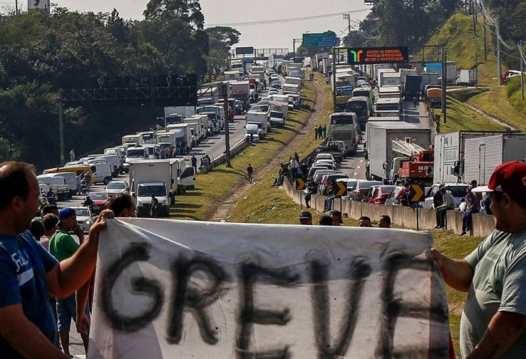 Caminhoneiros da Bahia decidem se aderem à paralisação na quarta (24)