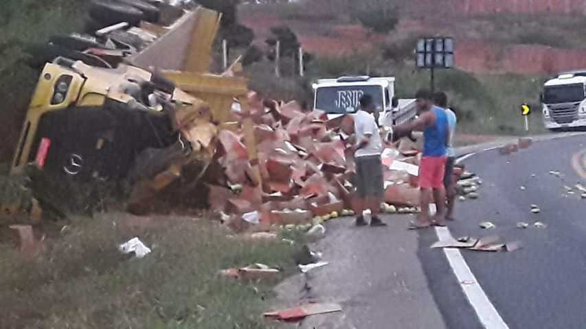 Caminhão carregado de maracujá tomba na BR-030 em Caetité