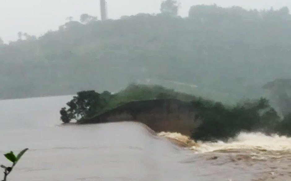 Barragem se rompe e moradores são obrigados a deixar casas na Bahia