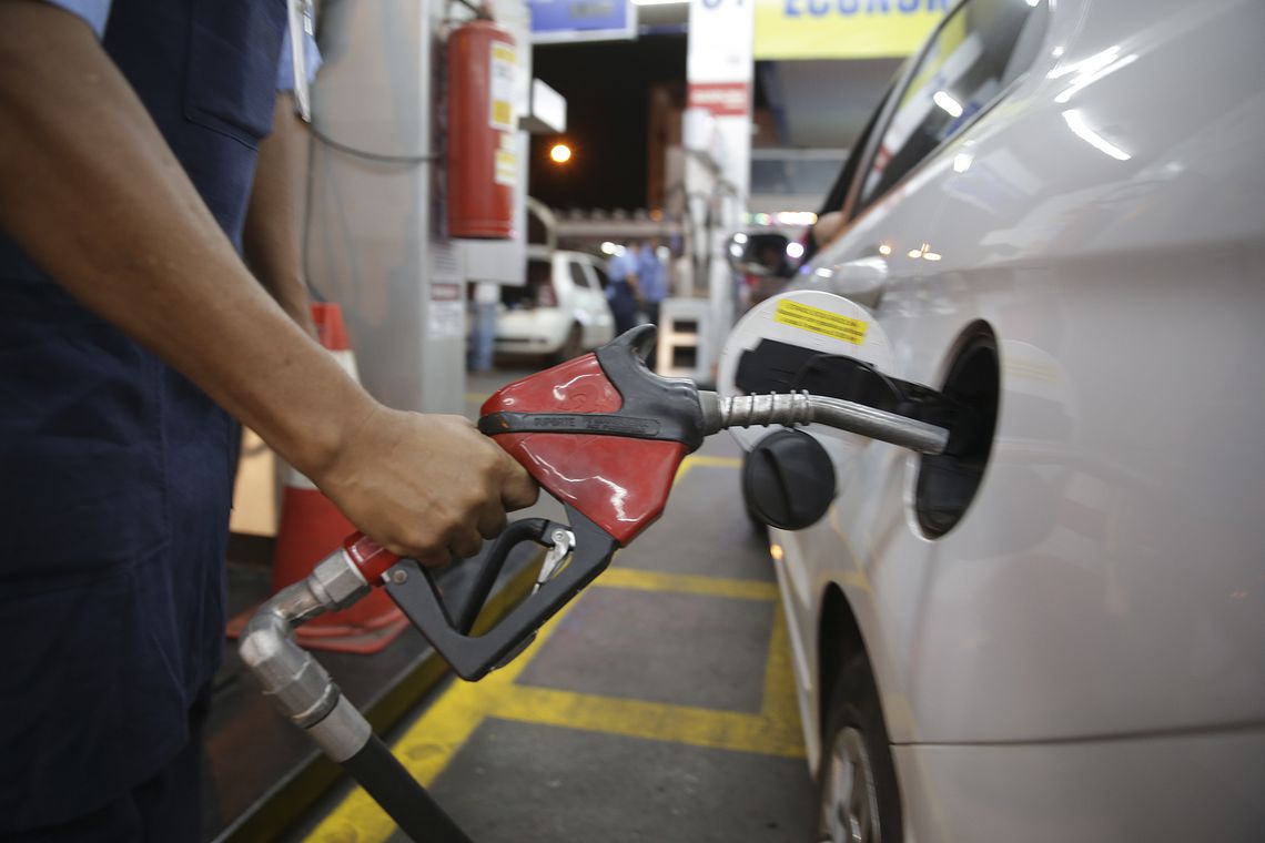 Petrobrás anuncia aumento de 4% no preço da gasolina