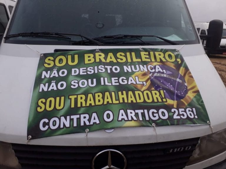 Mais de 250 vanzeiros protestam na inauguração do novo Aeroporto de Conquista