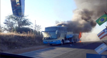 Ônibus pega fogo na MGC-122, próximo a Monte Azul