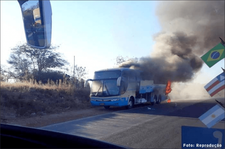 Ônibus pega fogo na MGC-122, próximo a Monte Azul