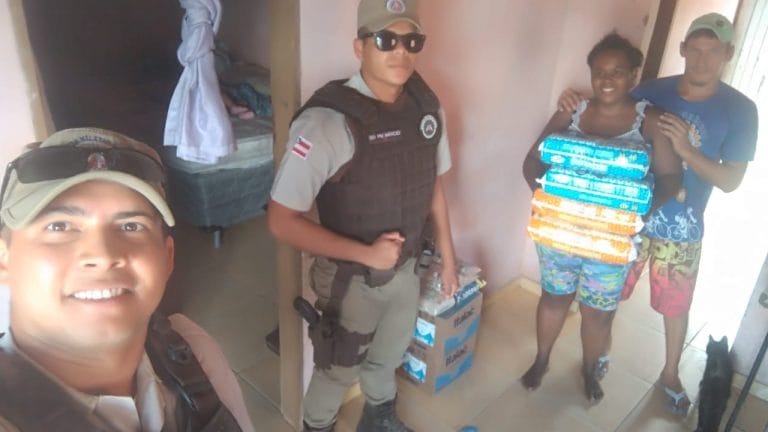 Após apelo na internet, policias militares ajudam família necessitada em Guanambi