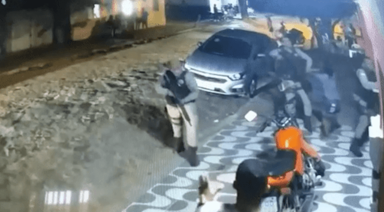 Imagens de câmera de segurança mostram PMs invadindo casa e agredindo família em Ibotirama