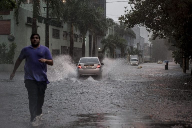 Chuvas provocam alagamentos e atrasam voos em São Paulo