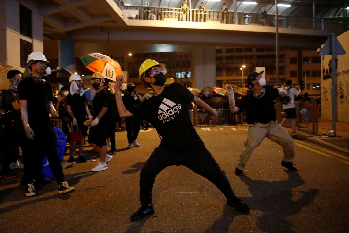 Ataque violento contra manifestantes gera revolta em Hong Kong