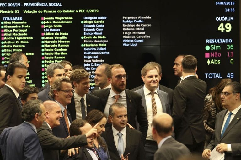 Comissão rejeita regras especiais de aposentadoria para policiais