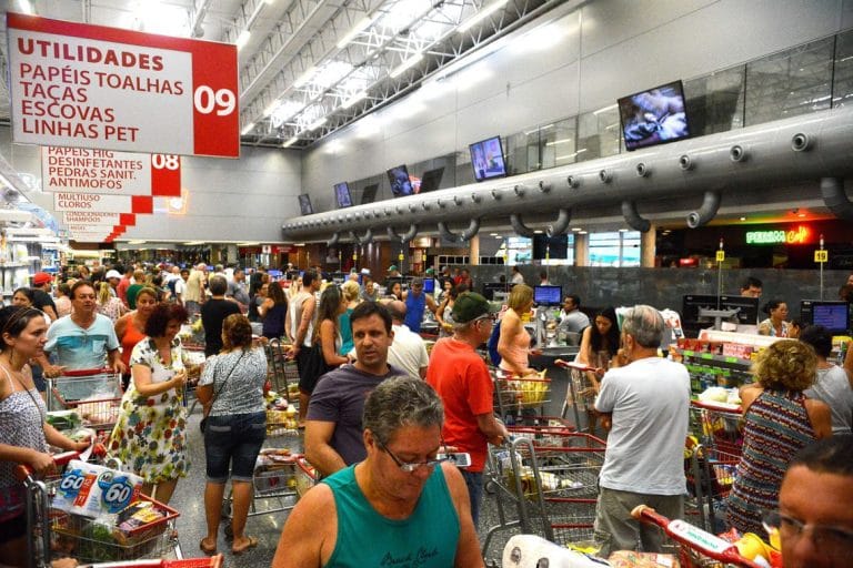 Confiança do Consumidor recua 0,4 ponto em julho, diz FGV
