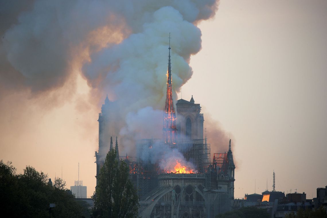 França aprova lei para reconstruir Catedral de Notre-Dame