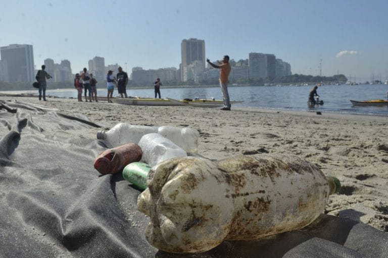 MP firma termo para reiniciar saneamento na baía de Guanabara