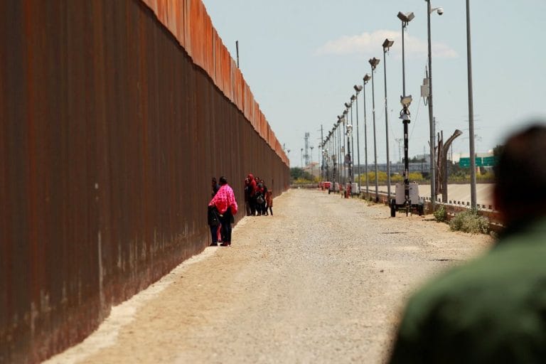 Justiça dos EUA dá sinal verde para que Trump construa muro