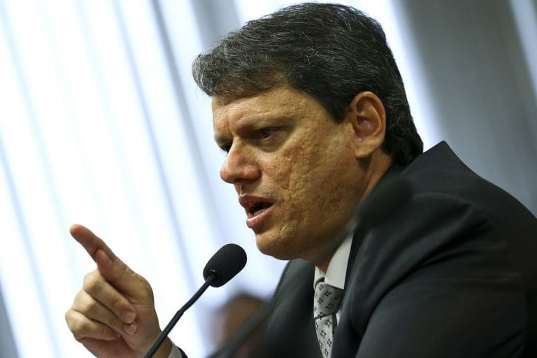 Ministro vai conversar com caminhoneiros para evitar paralisação