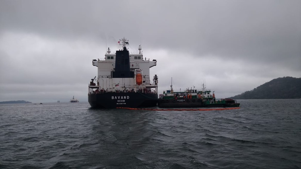 Após abastecimento, navio iraniano deixa o Porto de Paranaguá