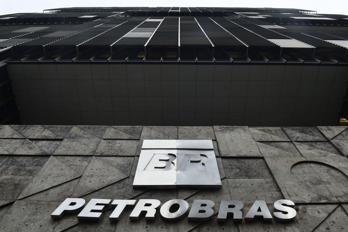  Rompimento de amarra interrompe produção de plataforma da Petrobras