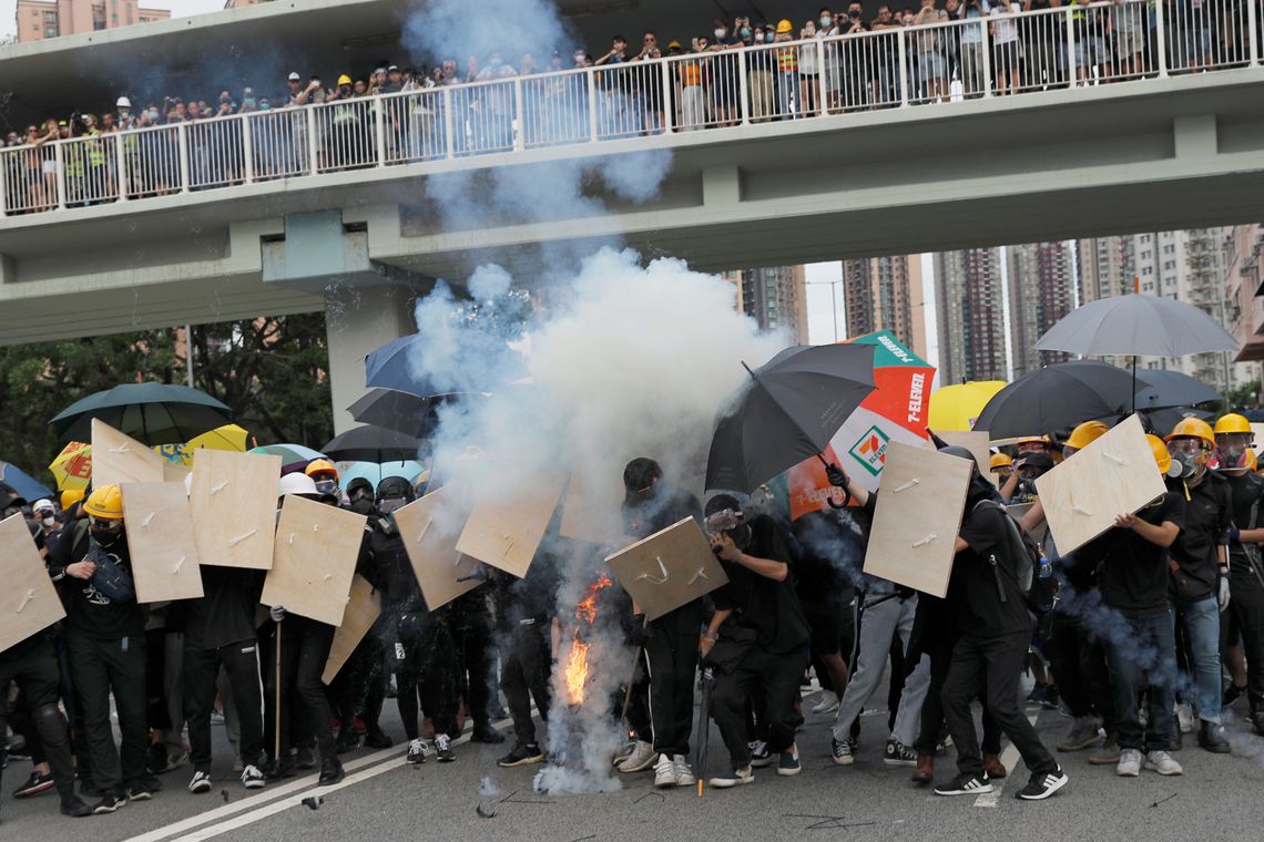Polícia entra em choque com manifestantes em Hong Kong