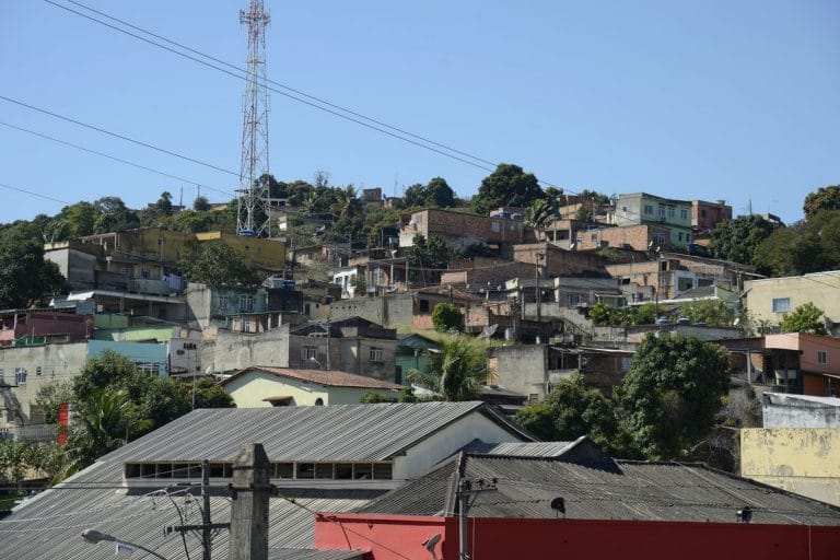 Polícia localiza cemitério clandestino usado por milícia em Queimados