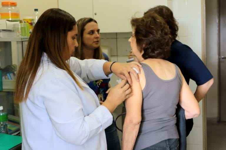Vitória da Conquista aplicará 2ª e 3ª doses contra Covid-19 nesta quarta-feira