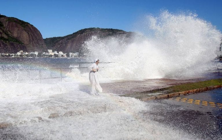 Ressaca do mar que atinge o Rio começa a perder força nesta terça