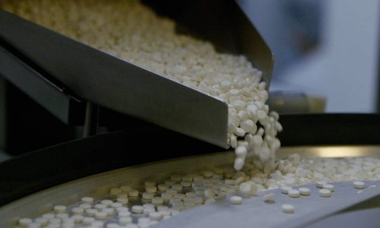 Governo suspende contratos e ameaça abastecimento de medicamentos pelo SUS