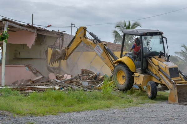 Mais de 100 casas são destruídas em reserva ambiental no Rio