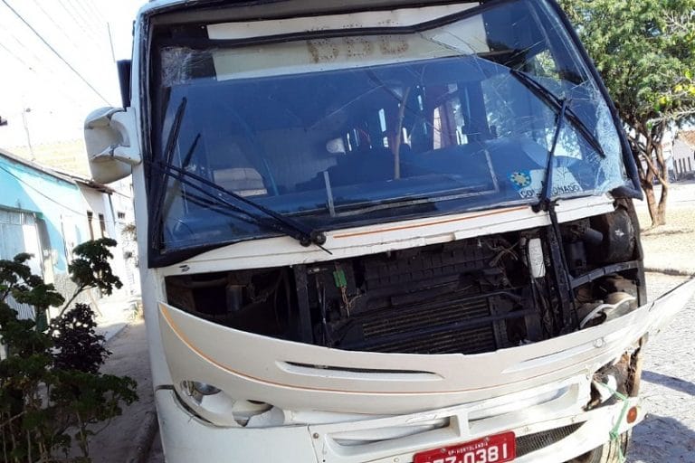 Briga de estudantes em ônibus provoca acidente na zona rural de Brumado