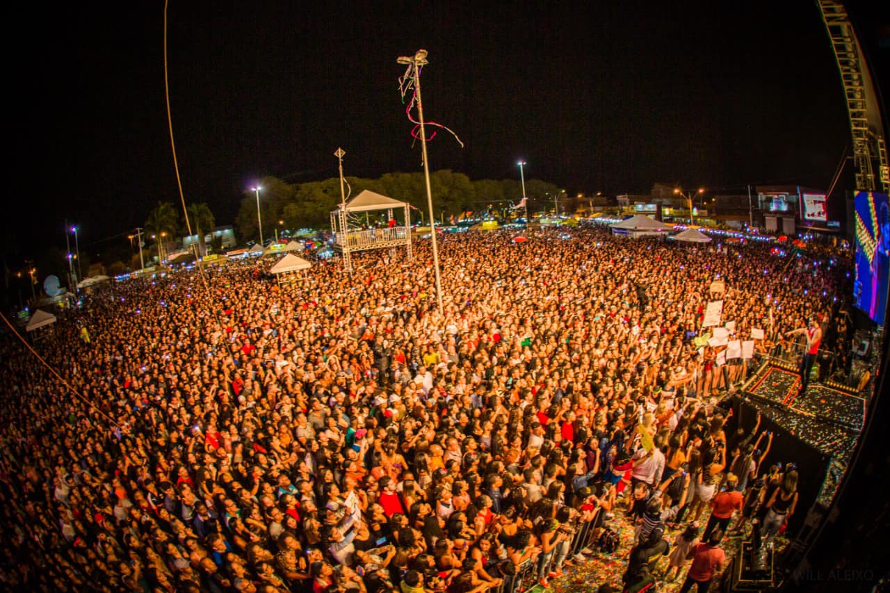 Show de Luan Santana levou quase 35 mil pessoas à Praça do Feijão